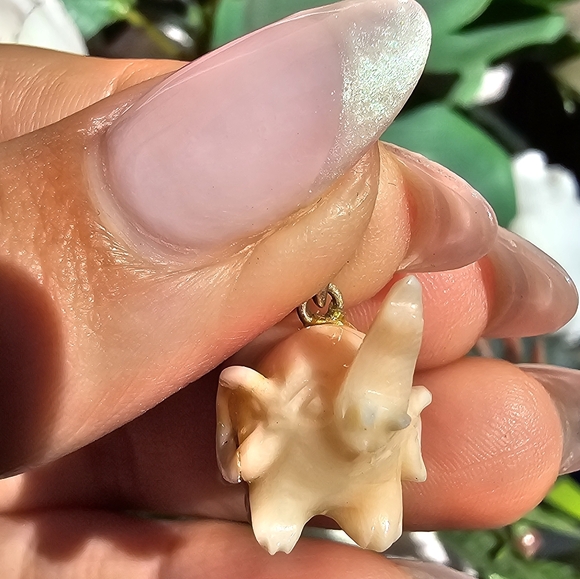 18k Carved Elephant Pendant - Picture 4 of 7